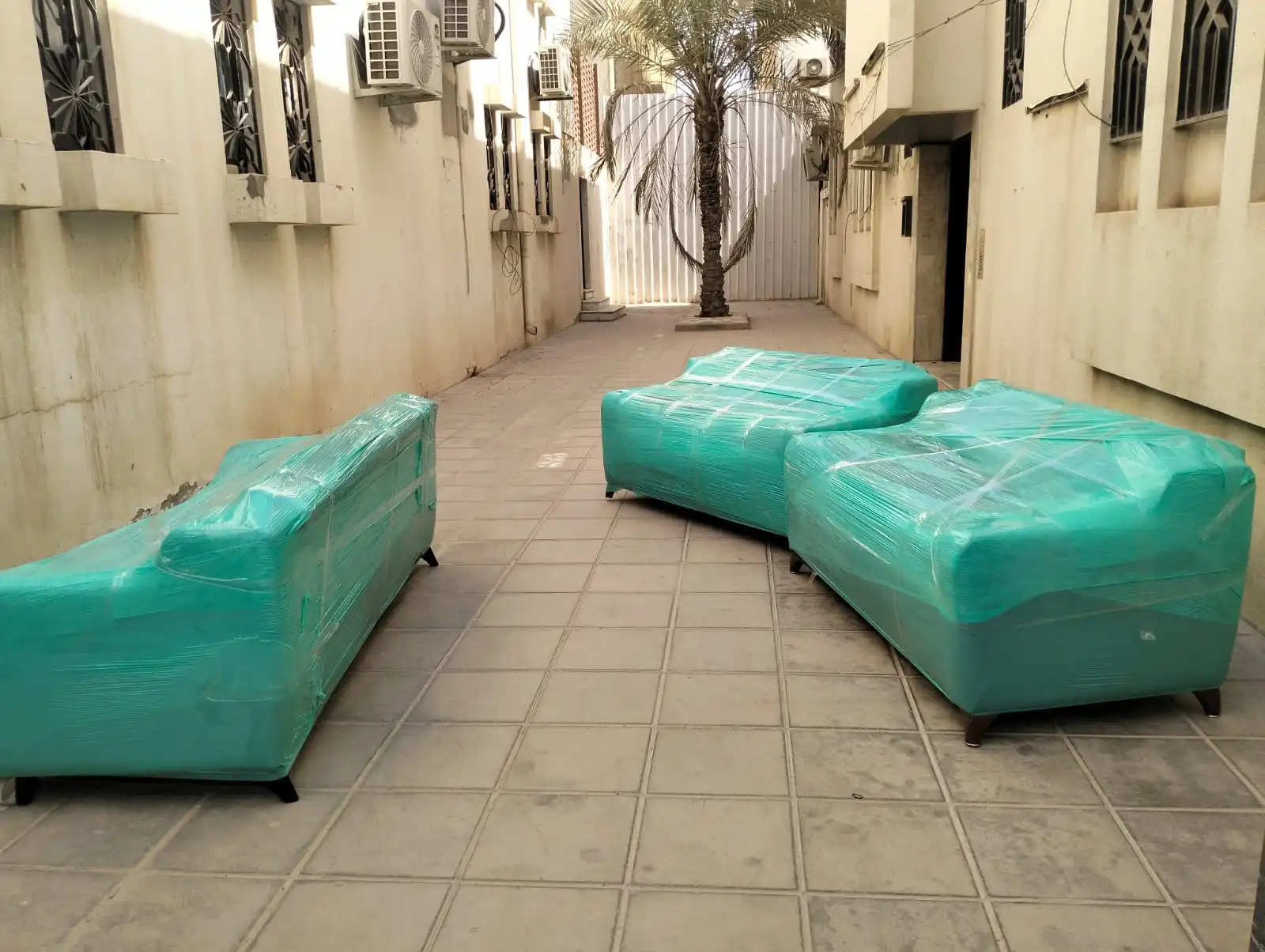 أثاث مغلف باللون الأخضر جاهز للنقل في حي بالرياض — الاحسان لنقل الأثاث