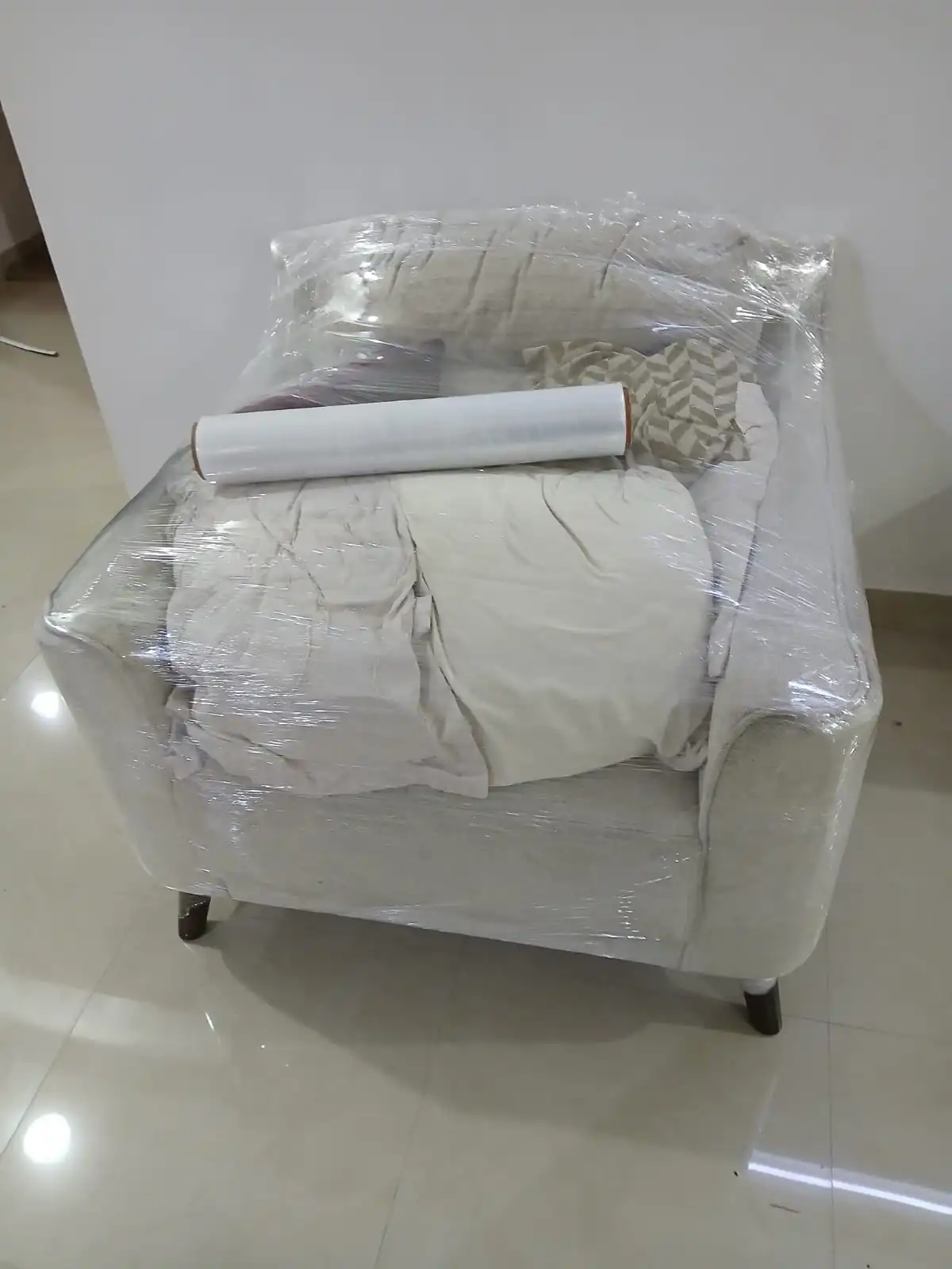 تغليف كنبة بالنايلون قبل نقل العفش بالرياض — حماية الأثاث من الخدوش